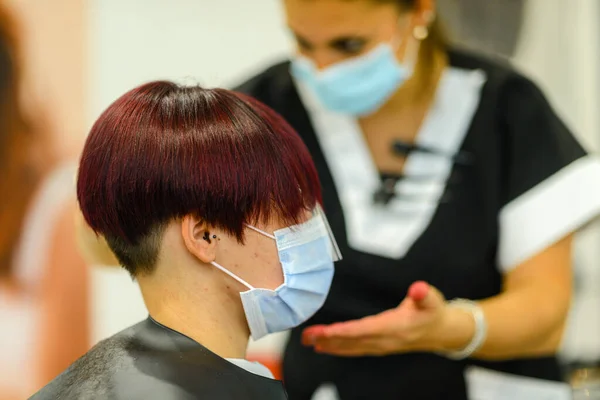 Uma Foto Close Uma Mulher Fazendo Seu Cabelo Enquanto Usava — Fotografia de Stock