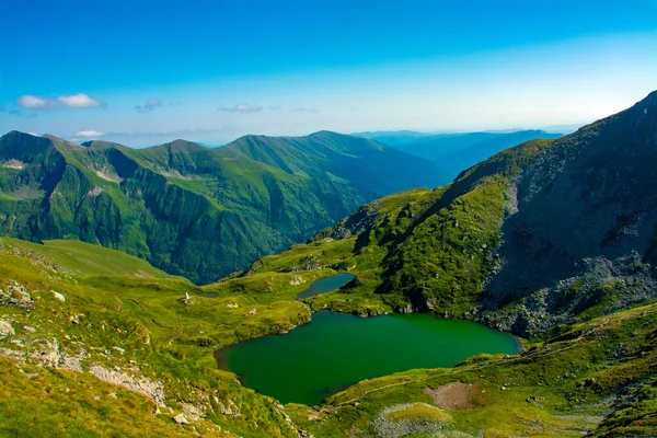 位于罗马尼亚美丽的Fagaras山上的一个平静的卡布拉湖的空中拍摄 — 图库照片