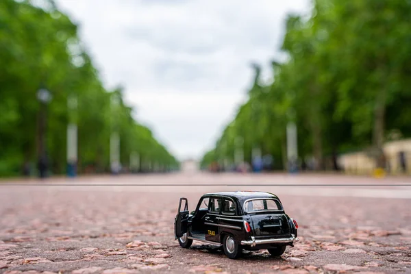 Närbild Traditionell Svart Taxi Som Kör Genom Mest Kända Landmärkena — Stockfoto