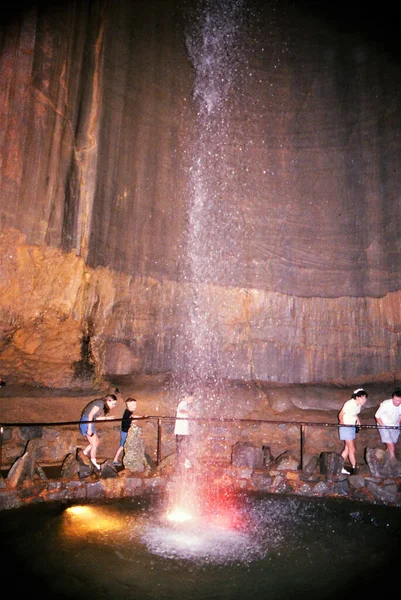 Chattanooga United States Aug 1996 Turister Runt Ruby Falls Vattenfall — Stockfoto