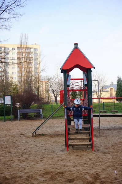 Poznan Polen Dezember 2017 Kleiner Junge Steht Auf Der Treppe — Stockfoto