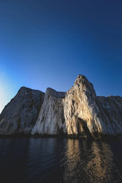 Oceano Cercado Pelas Falésias Rochosas Brilhando Sob Céu Azul Ótimo — Fotografia de Stock