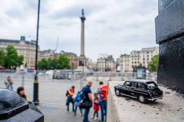 Zbliżenie Ujęcia Tradycyjnej Czarnej Taksówki Jadącej Przez Najsłynniejsze Zabytki Londynu — Zdjęcie stockowe