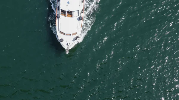 Luftaufnahme Einer Meereslandschaft Mit Einem Weißen Boot — Stockfoto