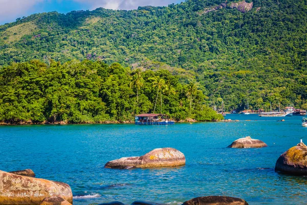 Eine Tropische Meereslandschaft Baumbestandene Berge Und Reines Blaues Wasser — Stockfoto