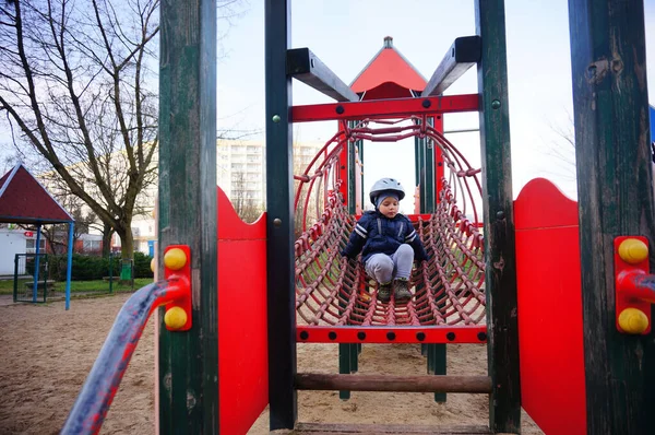 Poz Polen 2017 Junge Klettert Auf Spielgeräte Stadtteil Stare Zegrze — Stockfoto