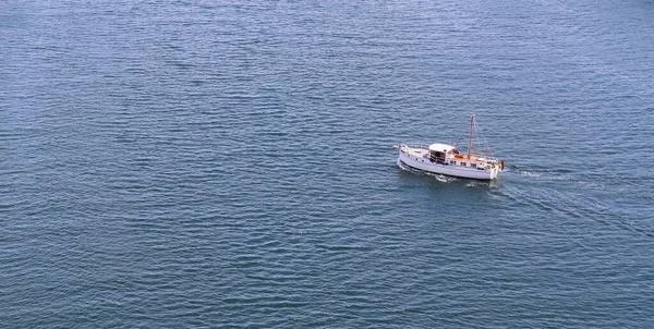 Воздушная Съемка Морского Пейзажа Белой Лодкой — стоковое фото
