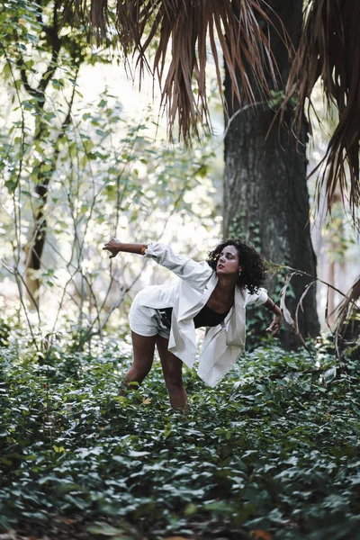 Tiro Vertical Uma Jovem Caucasiana Encaracolada Posando Floresta Com Movimentos — Fotografia de Stock