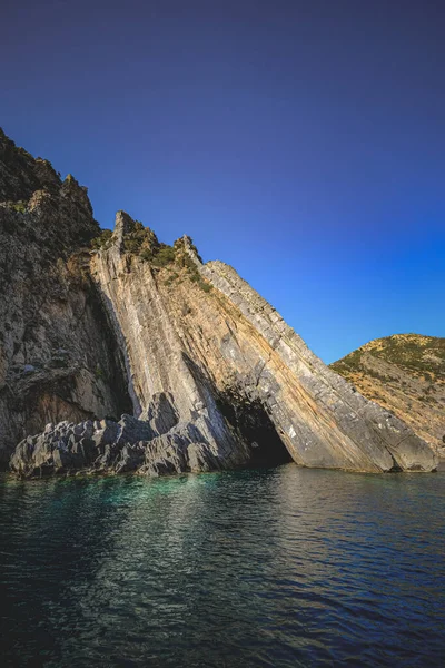 四周是岩石峭壁的海洋 很适合贴壁纸 — 图库照片