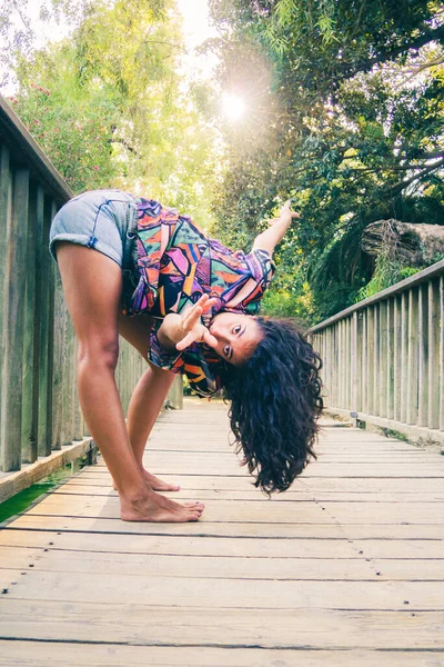 Una Hermosa Joven Bailando Puente Parque —  Fotos de Stock