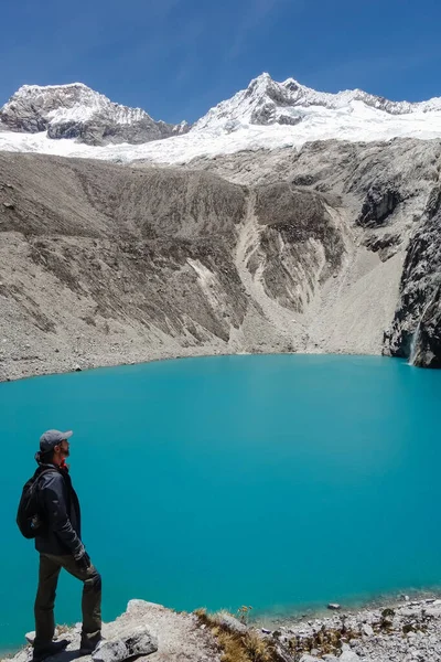 Peru Listopadu 2019 Chlapec Obdivuje Nádherný Výhled Jezero Národním Parku — Stock fotografie
