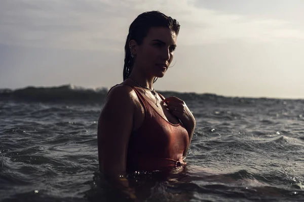 在西班牙 一个漂亮的女性在海里游泳的照片 — 图库照片