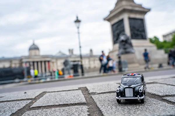 Geleneksel Siyah Bir Taksinin Londra Nın Ünlü Simgelerinden Geçerken Çekilmiş — Stok fotoğraf