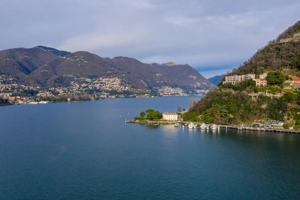 Una Bella Ripresa Aerea Una Città Sparsi Pendio Montagna Circondato — Foto Stock