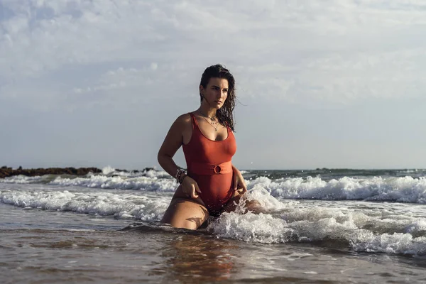 Eine Schöne Frau Badeanzug Sitzt Strand Von Rota Spanien — Stockfoto
