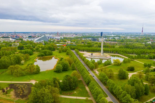 Luftaufnahme Der Skyline Von Riga Mit Berühmten Sehenswürdigkeiten Der Ferne — Stockfoto