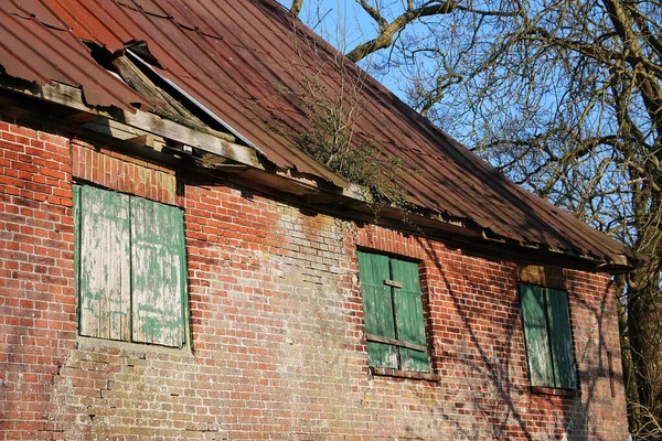 Een Lage Hoek Opname Van Een Oud Verlaten Gebouw Met — Stockfoto