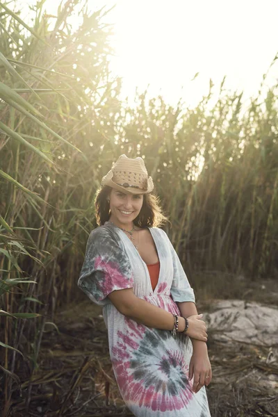 Tiro Uma Bela Fêmea Usando Chapéu Sorrindo Durante Dia Ventoso — Fotografia de Stock