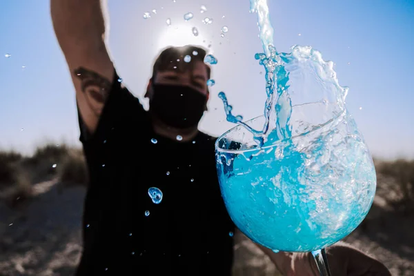 Primer Plano Una Bebida Azul Vaso Macho Bailando Fondo Con —  Fotos de Stock