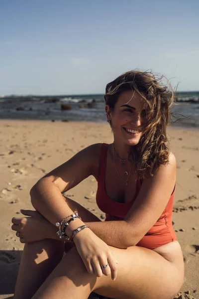 西班牙罗塔海滩上一个身穿泳衣的漂亮女性的竖直照片 — 图库照片