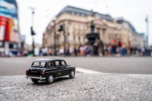 Geleneksel Siyah Bir Taksinin Londra Nın Ünlü Simgelerinden Geçerken Çekilmiş — Stok fotoğraf