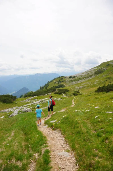 Ausseerland Austria Julio 2019 Mujer Niño Caminando Por Sendero Largo — Foto de Stock