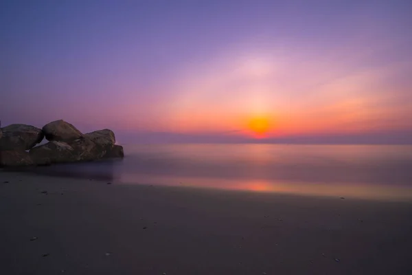 Uma Vista Hipnotizante Sol Que Vai Pôr Ondas Mar Baixas — Fotografia de Stock