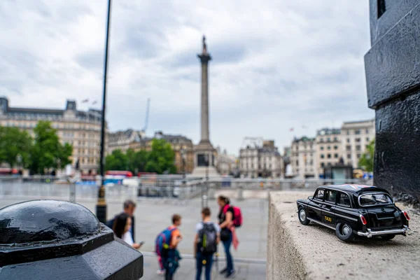 Zbliżenie Ujęcia Tradycyjnej Czarnej Taksówki Jadącej Przez Najsłynniejsze Zabytki Londynu — Zdjęcie stockowe