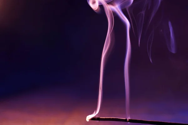 Eine Nahaufnahme Eines Rauchenden Räucherstäbchens Auf Einem Leuchtend Violetten Hintergrund — Stockfoto