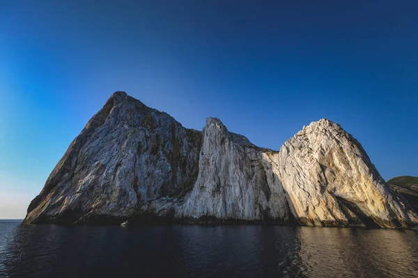 Océano Rodeado Por Los Acantilados Rocosos Que Brillan Bajo Cielo — Foto de Stock