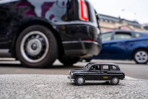 Closeup Shot Traditional Black Cab Driving Most Famous Landmarks London — Stock Photo, Image