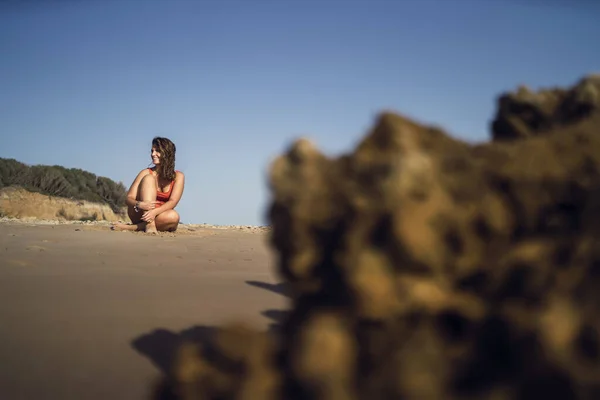Schöne Aufnahme Einer Frau Strand Von Rota Spanien Die Einen — Stockfoto