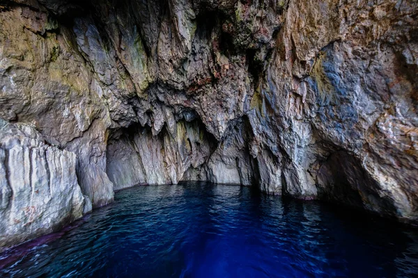 Oceánská Voda Skalnaté Jeskyni Skvělá Tapety — Stock fotografie