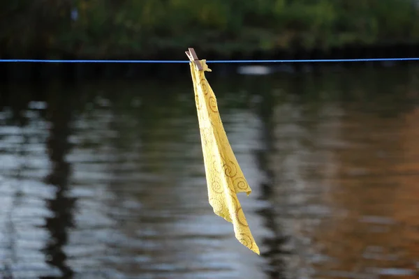 Primer Plano Textil Amarillo Colgado Una Cuerda Con Pinza Ropa —  Fotos de Stock