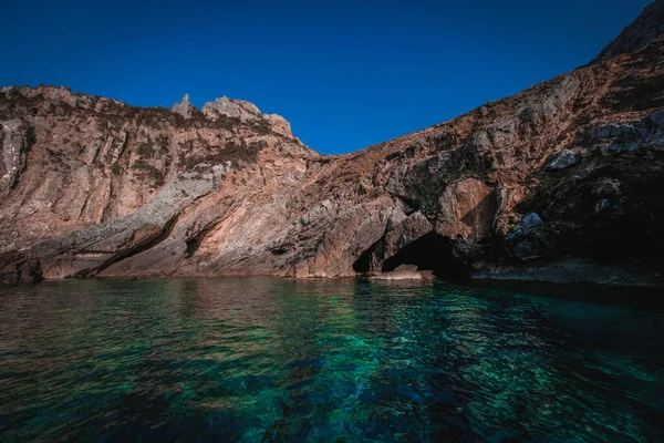 Oceán Obklopený Skalnatými Útesy Ideální Pro Tapety — Stock fotografie