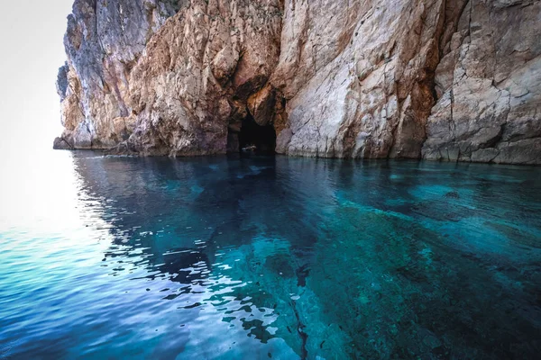 Ωκεανός Που Περιβάλλεται Από Βραχώδεις Γκρεμούς Μεγάλη Για Ταπετσαρίες — Φωτογραφία Αρχείου