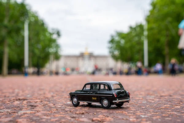ロンドンで最も有名なランドマークを通る伝統的な黒いタクシーのクローズアップショット — ストック写真