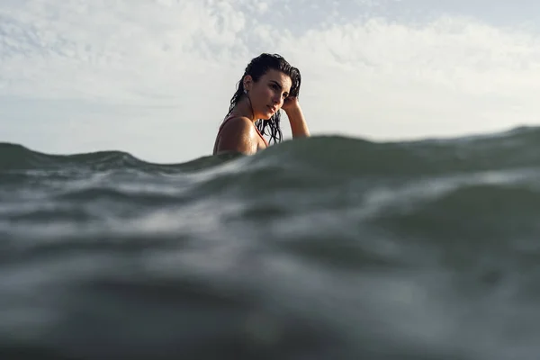 Een Prachtig Shot Van Een Vrouwtje Zwemmend Zee Spanje — Stockfoto