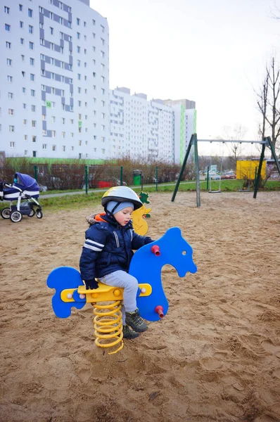 Poznan Polsko Prosince 2017 Mladý Chlapec Bezpečnostní Helmou Sedí Pružinové — Stock fotografie