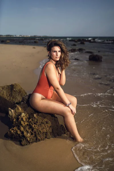 Vertical Shot Pretty Female Sitting Rock Rota Beach Spain Windy — Stock Photo, Image