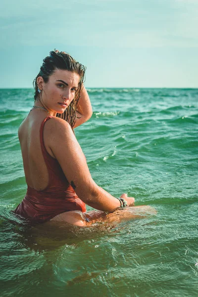 Enfoque Selectivo Una Caliente Mujer Europea Bikini Disfrutando Del Mar —  Fotos de Stock