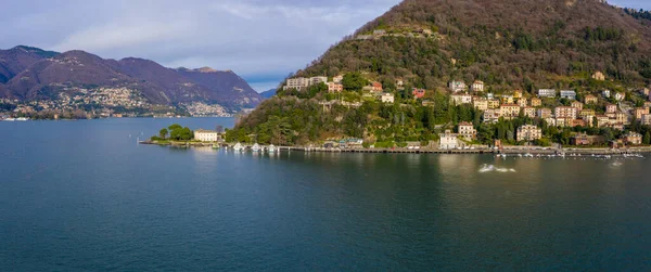 Una Vista Aerea Una Città Costiera Skyline Circondato Alte Montagne — Foto Stock