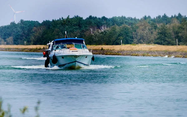 Een Motorboot Drijvend Het Water — Stockfoto