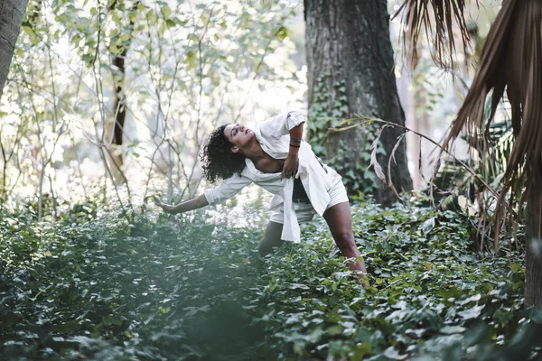Uma Jovem Caucasiana Encaracolada Posando Floresta Com Movimentos Expressivos — Fotografia de Stock