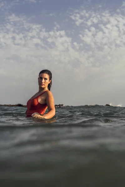 Eine Vertikale Aufnahme Einer Meer Schwimmenden Frau Spanien — Stockfoto