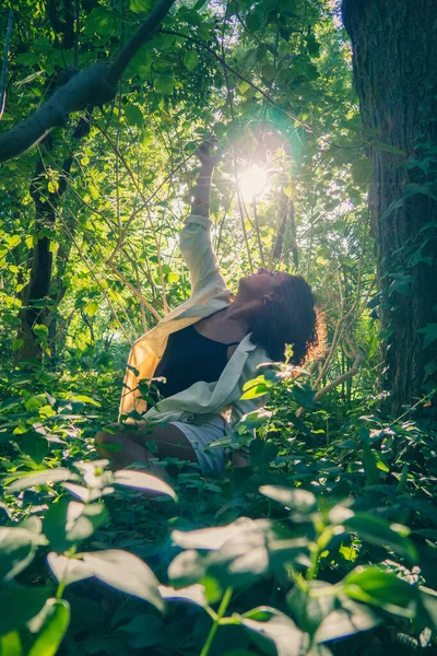 Uma Bela Jovem Mulher Com Cabelo Encaracolado Dançando Parque — Fotografia de Stock