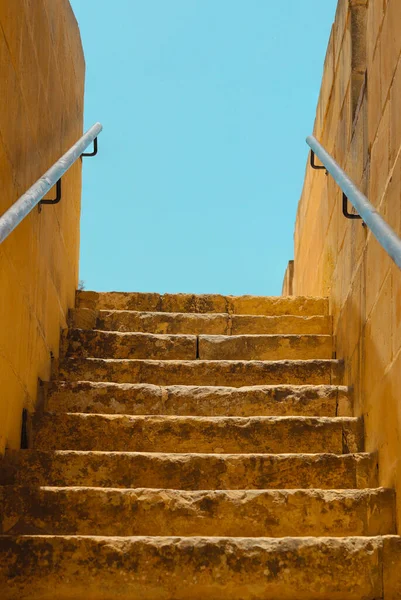 Tiro Baixo Ângulo Escadas — Fotografia de Stock