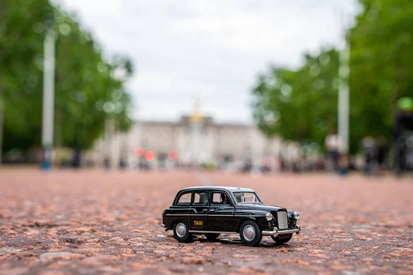 ロンドンで最も有名なランドマークを通る伝統的な黒いタクシーのクローズアップショット — ストック写真