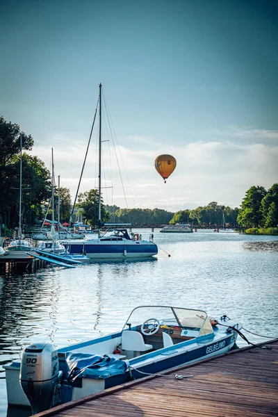 Trakai Litauen Aug 2020 Vertikale Aufnahme Von Booten Die Einem — Stockfoto