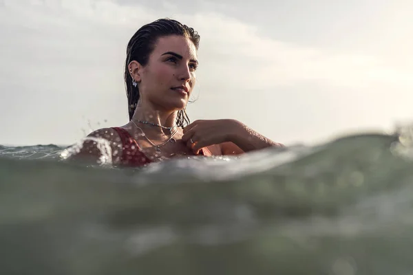 Μια Όμορφη Φωτογραφία Μιας Γυναίκας Κολυμπάει Στη Θάλασσα Στην Ισπανία — Φωτογραφία Αρχείου
